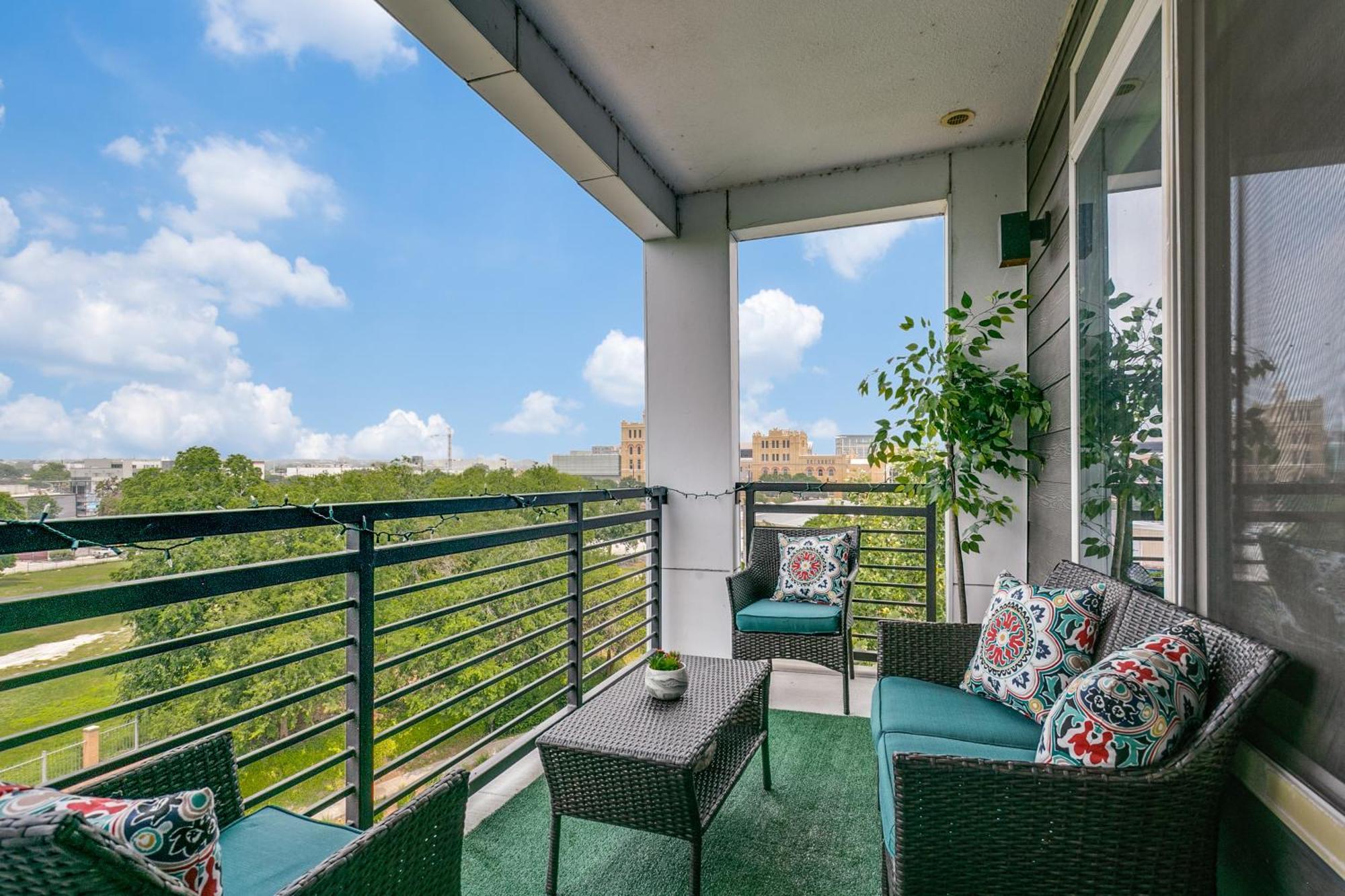 Beautiful Condo On Riverwalk W King Ste Free Parking Pet Friendly Centrally Located On The Riverwalk San Antonio Exteriér fotografie